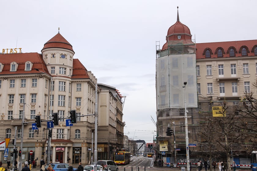 Na zdjęciu widoczna jest pierwsza odsłonieta ściana, odbudowanego hotelu Grand&nbsp;
