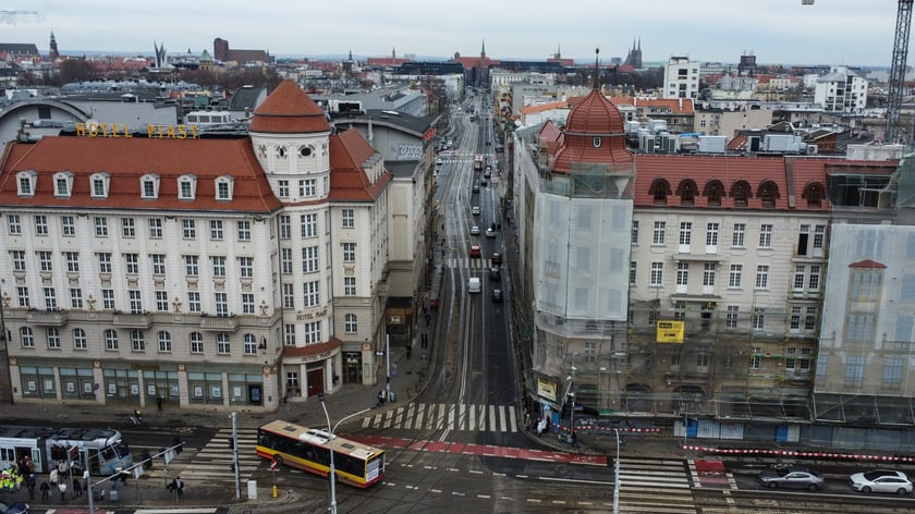 Na zdjęciu widoczna jest pierwsza odsłonieta ściana, odbudowanego hotelu Grand&nbsp;