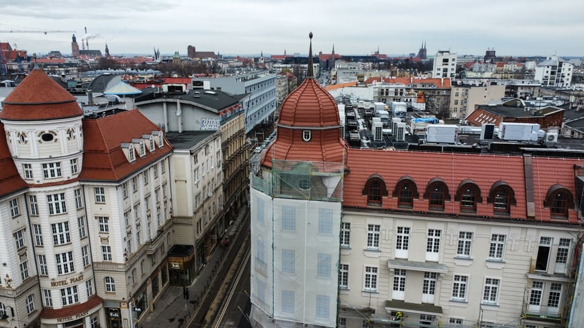Na zdjęciu widoczna jest pierwsza odsłonieta ściana, odbudowanego hotelu Grand&nbsp;