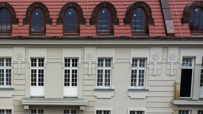 Na zdjęciu widoczna jest pierwsza odsłonieta ściana, odbudowanego hotelu Grand&nbsp;
