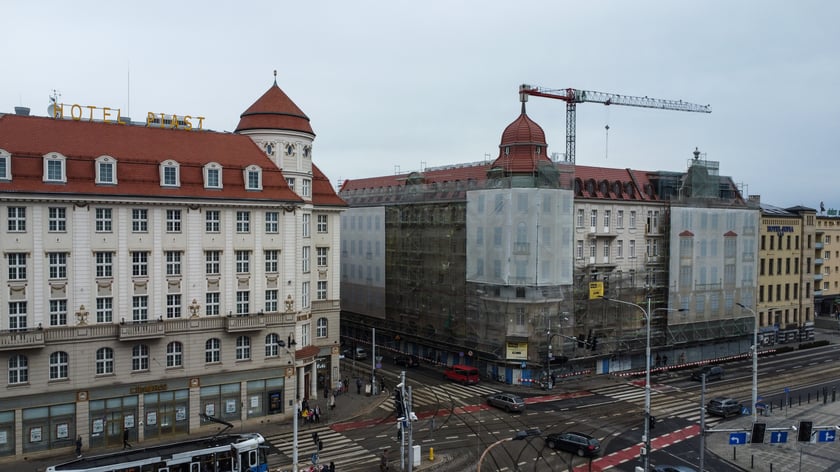Na zdjęciu widoczna jest pierwsza odsłonieta ściana, odbudowanego hotelu Grand&nbsp;