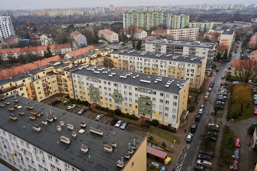 Natomiast z Konta Mieszkaniowego skorzystają także Ci, kt&oacute;rzy w jednym posiadanym, niewielkim mieszkaniu mieszkają z co najmniej dw&oacute;jką własnych lub przysposobionych dzieci:

do 50 mkw. w przypadku rodzin z dwojgiem dzieci,
do 75 mkw. &ndash; rodzin z trojgiem dzieci,
do 90 mkw. &ndash; rodzin z czworgiem dzieci,
bez limitu mkw. w przypadku rodzin z pięciorgiem i większą liczbą dzieci.
