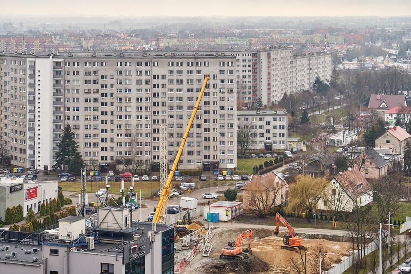 Co to jest program Pierwsze Mieszkanie?Rząd we wtorek, 14 marca br., przyjął projekt ustawy w sprawie programu Pierwsze Mieszkanie, kt&oacute;ry przewiduje kredyt ze stałym i niskim oprocentowaniem, do kt&oacute;rego dopłaci państwo.Będzie także możliwość założenia konta oszczędnościowego na cele mieszkaniowe, z atrakcyjną premią. To oferta dla tych, kt&oacute;rzy chcą kupić lub zmodernizować sw&oacute;j dom lub mieszkanie.