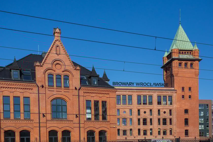 Kompleks Browaru Piast. Ogromny kompleks remontowany jest od wielu lat. Obecnie prace trwają przy rewitalizacji stających najbliżej ul. Jedności Narodowej bydynk&oacute;w.&nbsp;