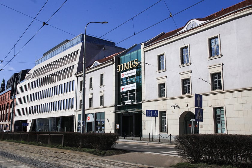 Biurowiec Times powstał w miejscu dawnego szpitala, kt&oacute;rego początki datowane są na XV w.&nbsp;