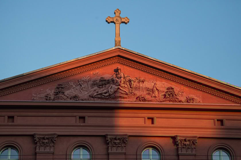 Kompleks budynk&oacute;w zakonu Bonifratr&oacute;w. W wydzierżawionych budynkach przeprowadzono remont i powstał tu luksusowy dom spokojnej starości. Kompleks znajduje się na skrzyżowaniu ul. Tragutta i Pułaskiego. Na zdjęciu widoczna jest płaskorzeźba w tympanonie z alegorią o Samarytaninie.&nbsp;