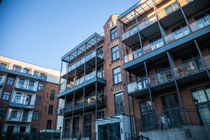 ,,Nowa Papiernia'' powstała w miesjcu dawnych zakład&oacute;w papierniczych i fabryki papieru. Osiedle wybudowane zostało w 1889 r. Składa się z trzech 7-piętrowych budynk&oacute;w z 132 mieszkaniami i loftami o powierzchni od 35 do 100 mkw.