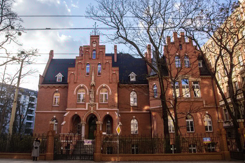 Budynek przy ul. Poniatowskiego powstał w XIX wieku jako szpital, a po wojnie kontynuowano tę działalność. Mieszczące się tam oddziały przeniesiono w końcu do szpitala przy Borowskiej, a zabytkowy budynek między Ołbinem a Nadodrzem sprzedano i po rewitalizacji powstały tam mieszkania.