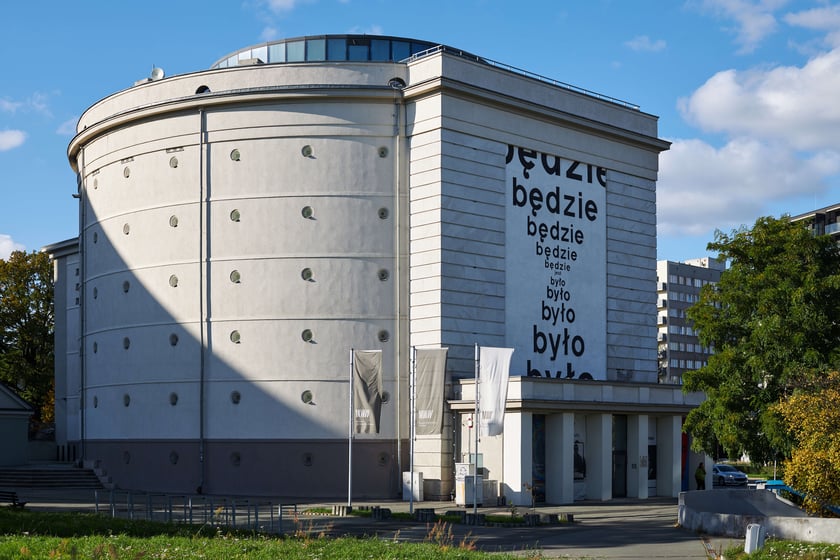 Cylindryczny wolnostojący schron przeciwlotniczy, w kt&oacute;rym obecnie mieści się siedziba Muzeum Wsp&oacute;łczesnego Wrocław, został wybudowany w 1942 roku, według projektu znanego wrocławskiego architekta Richarda Konwiarza. To największy spośr&oacute;d kilku powstałych w tamtym czasie naziemnych schron&oacute;w przeciwlotniczych dla ludności cywilnej. Wszystkie otrzymały taką formę architektoniczną, m.in. po to, by zamaskować ich prawdziwą funkcję. Podobne znajdują się przy ul. Stalowej, Ładnej, Ołbińskiej i Białodrzewnej.