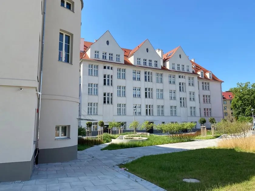 Kompleks budynk&oacute;w znajduje się przy ulicy Hoene-Wrońskiego i jest jednym z projket&oacute;w Maxa Berga. Pełniący pierowtnie funkcję Miejskiego Szpitala Dziecięcego. Po wojnie działały tu kliniki Uniwerystetu Wrocławskiego. Nieruchomośc odkupiona przez Politechnikę Wrocławską w 2015 roku, została ostatnio wyremontowana i stała się siedzibą Wydziału Matematyki.