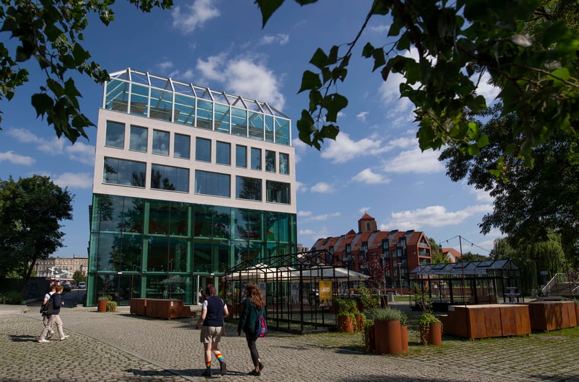 Jedyna z ocalałych po wojnie kamienic na wyspie Słodowej została wyremontowana i dziś funkcjonuje pod nazwą Concordia. Mieszczą się tam powierzchnie biurowe, coworkingowe i restauracja z ogromnym muralem. W budynku mieści się też powierchnia wystawiennicza, gdzie cyklicznie odbywają się targi np. Dobrego Designu, albo wystawy. Na dachu jest też taras z kawiarnią czynną w sezonie letnim.