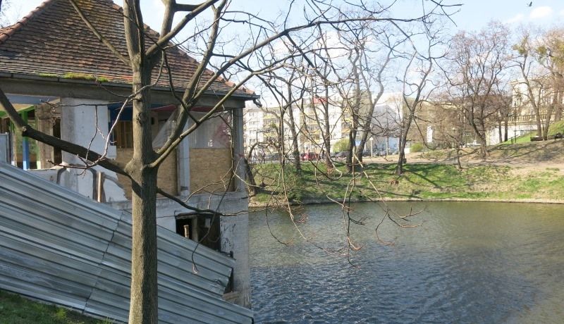 Domek nad fosą w trakcie remontu