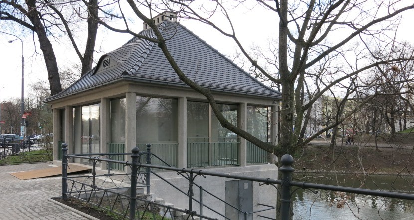 Domek nad fosą w trakcie remontu