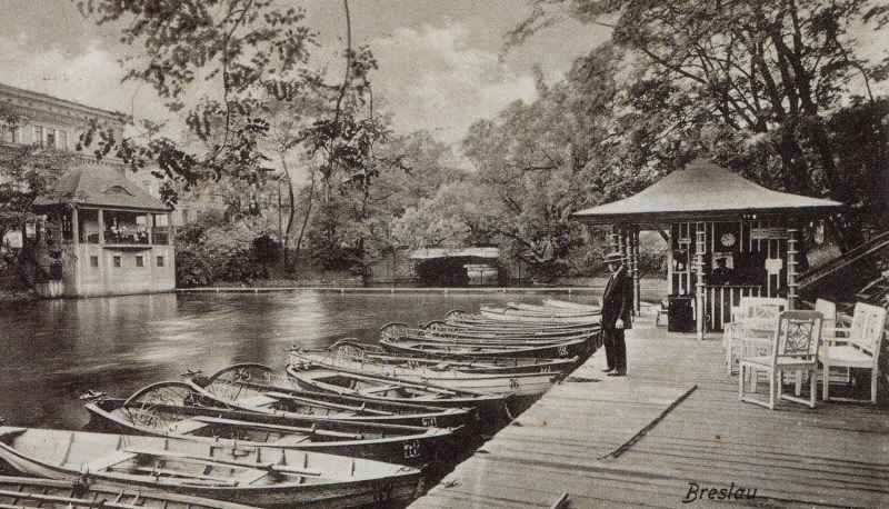 Wypożyczalnia ł&oacute;dek z widokiem na ul. Kołłątaja, rok 1913. Z lewej strony: budynek Maxa Berga