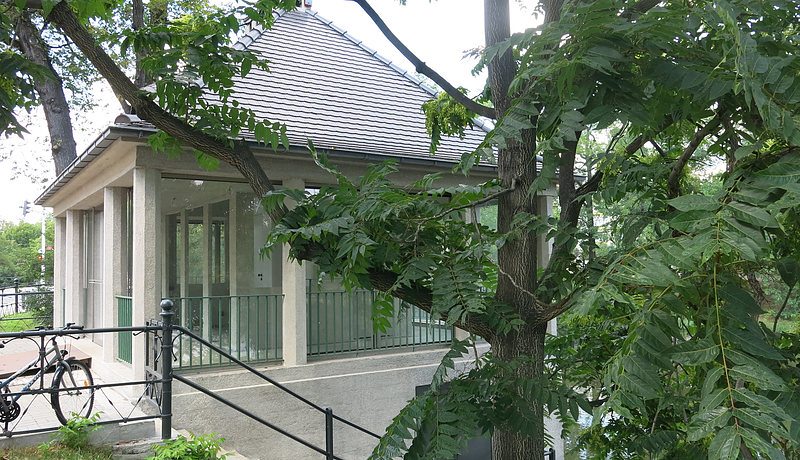 Domek nad fosą w trakcie remontu