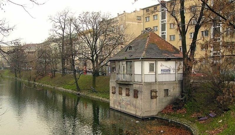 Domek nad fosą przed remontem