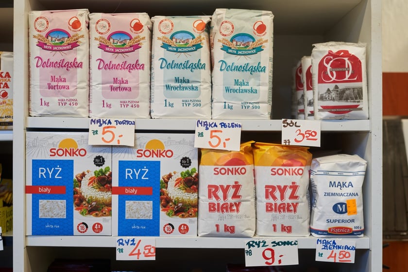 Przed świętami Wielkanocnymi warto zajrzeć na wrocławskie targowiska i bazary. Po jajka od szczęśliwej kury, swojską kiełbasę, prawdziwy zakwas na żurek i cukrowego baranka warto wybrać się na któreś z wrocławskich targowisk. Kupimy świeży towar i wspomożemy lokalnych przedsiębiorców z okolicy. W galerii zdjęć zobaczcie ceny produktów (jajka, kiełbasy, szynki, mięso, warzywa, owoce) tuż przed światami.