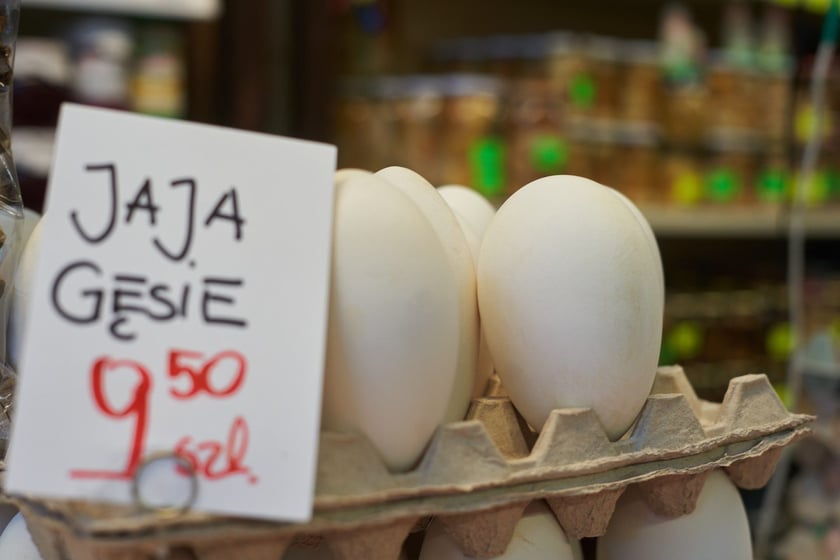 Przed świętami Wielkanocnymi warto zajrzeć na wrocławskie targowiska i bazary. Po jajka od szczęśliwej kury, swojską kiełbasę, prawdziwy zakwas na żurek i cukrowego baranka warto wybrać się na któreś z wrocławskich targowisk. Kupimy świeży towar i wspomożemy lokalnych przedsiębiorców z okolicy. W galerii zdjęć zobaczcie ceny produktów (jajka, kiełbasy, szynki, mięso, warzywa, owoce) tuż przed światami.