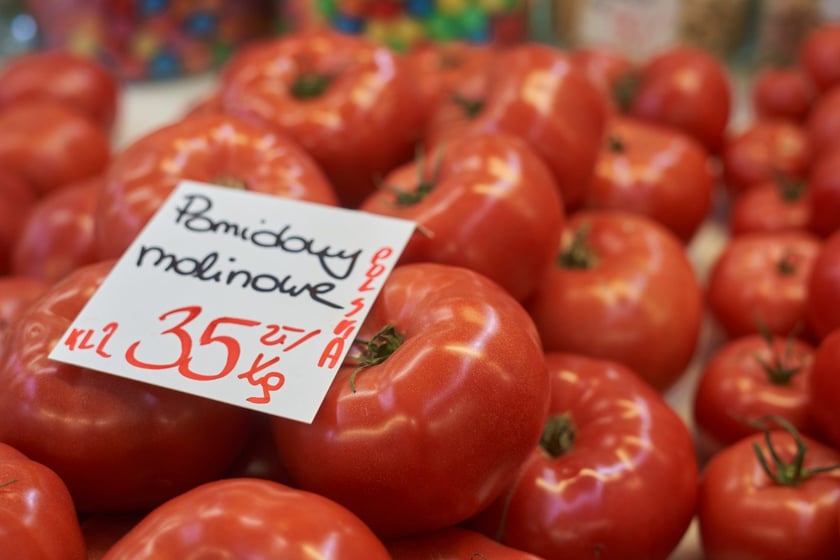 Przed świętami Wielkanocnymi warto zajrzeć na wrocławskie targowiska i bazary. Po jajka od szczęśliwej kury, swojską kiełbasę, prawdziwy zakwas na żurek i cukrowego baranka warto wybrać się na któreś z wrocławskich targowisk. Kupimy świeży towar i wspomożemy lokalnych przedsiębiorców z okolicy. W galerii zdjęć zobaczcie ceny produktów (jajka, kiełbasy, szynki, mięso, warzywa, owoce) tuż przed światami.