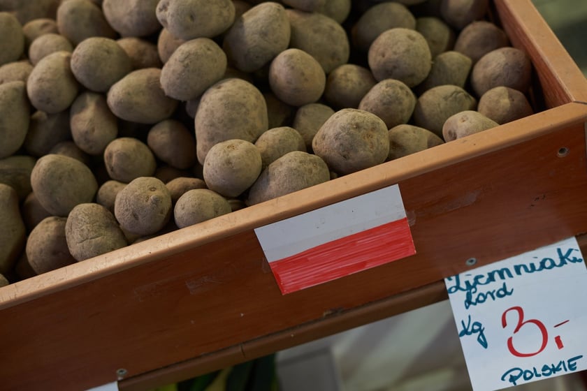 Przed świętami Wielkanocnymi warto zajrzeć na wrocławskie targowiska i bazary. Po jajka od szczęśliwej kury, swojską kiełbasę, prawdziwy zakwas na żurek i cukrowego baranka warto wybrać się na któreś z wrocławskich targowisk. Kupimy świeży towar i wspomożemy lokalnych przedsiębiorców z okolicy. W galerii zdjęć zobaczcie ceny produktów (jajka, kiełbasy, szynki, mięso, warzywa, owoce) tuż przed światami.