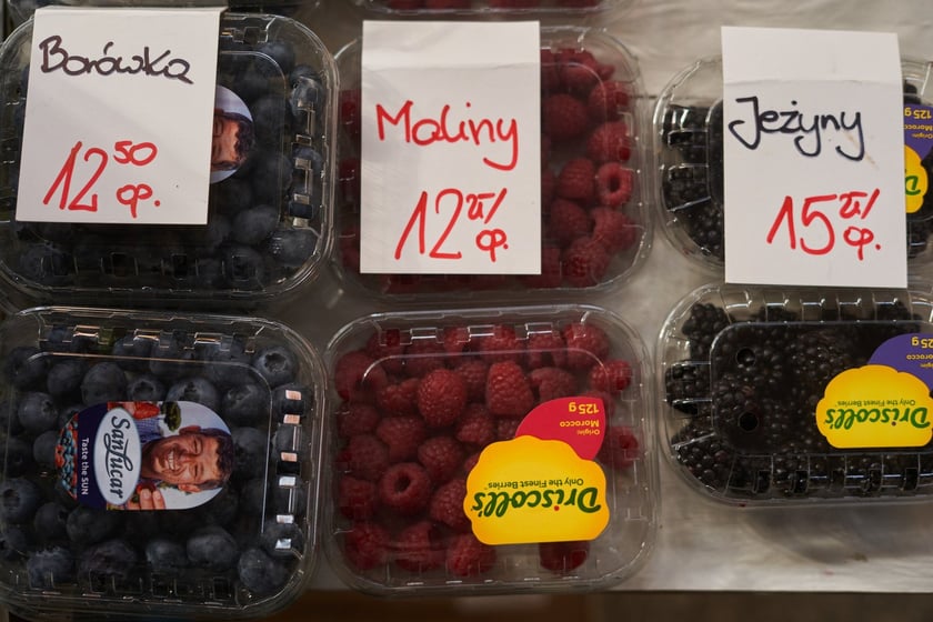 Przed świętami Wielkanocnymi warto zajrzeć na wrocławskie targowiska i bazary. Po jajka od szczęśliwej kury, swojską kiełbasę, prawdziwy zakwas na żurek i cukrowego baranka warto wybrać się na któreś z wrocławskich targowisk. Kupimy świeży towar i wspomożemy lokalnych przedsiębiorców z okolicy. W galerii zdjęć zobaczcie ceny produktów (jajka, kiełbasy, szynki, mięso, warzywa, owoce) tuż przed światami.