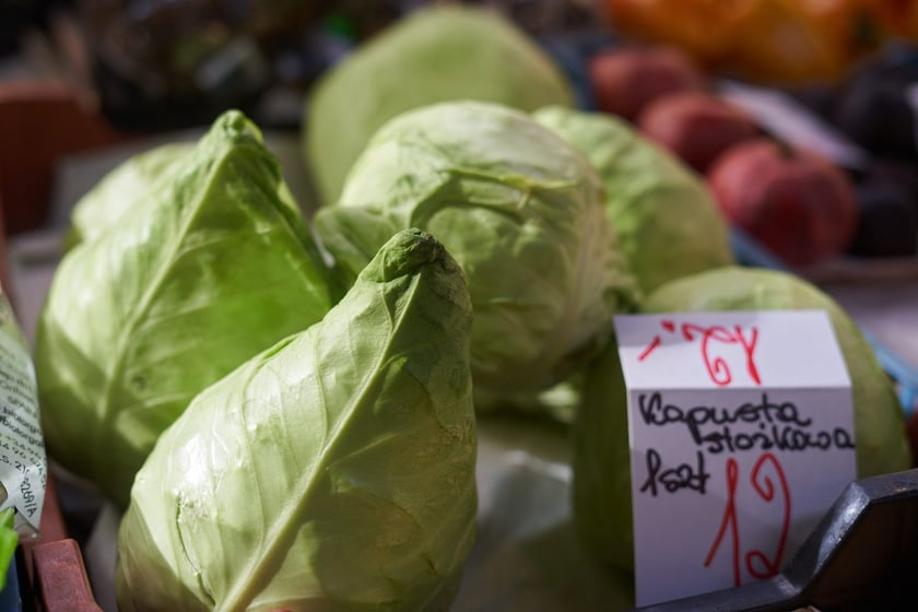 Przed świętami Wielkanocnymi warto zajrzeć na wrocławskie targowiska i bazary. Po jajka od szczęśliwej kury, swojską kiełbasę, prawdziwy zakwas na żurek i cukrowego baranka warto wybrać się na któreś z wrocławskich targowisk. Kupimy świeży towar i wspomożemy lokalnych przedsiębiorców z okolicy. W galerii zdjęć zobaczcie ceny produktów (jajka, kiełbasy, szynki, mięso, warzywa, owoce) tuż przed światami.