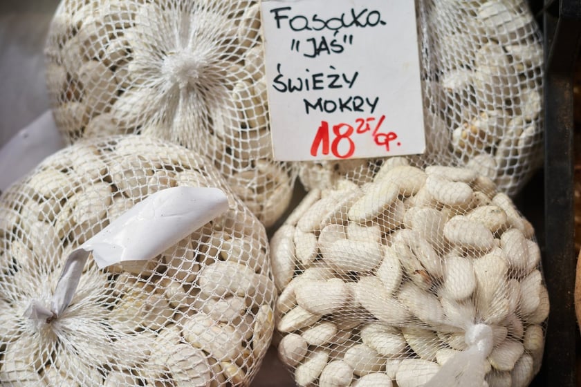 Przed świętami Wielkanocnymi warto zajrzeć na wrocławskie targowiska i bazary. Po jajka od szczęśliwej kury, swojską kiełbasę, prawdziwy zakwas na żurek i cukrowego baranka warto wybrać się na któreś z wrocławskich targowisk. Kupimy świeży towar i wspomożemy lokalnych przedsiębiorców z okolicy. W galerii zdjęć zobaczcie ceny produktów (jajka, kiełbasy, szynki, mięso, warzywa, owoce) tuż przed światami.