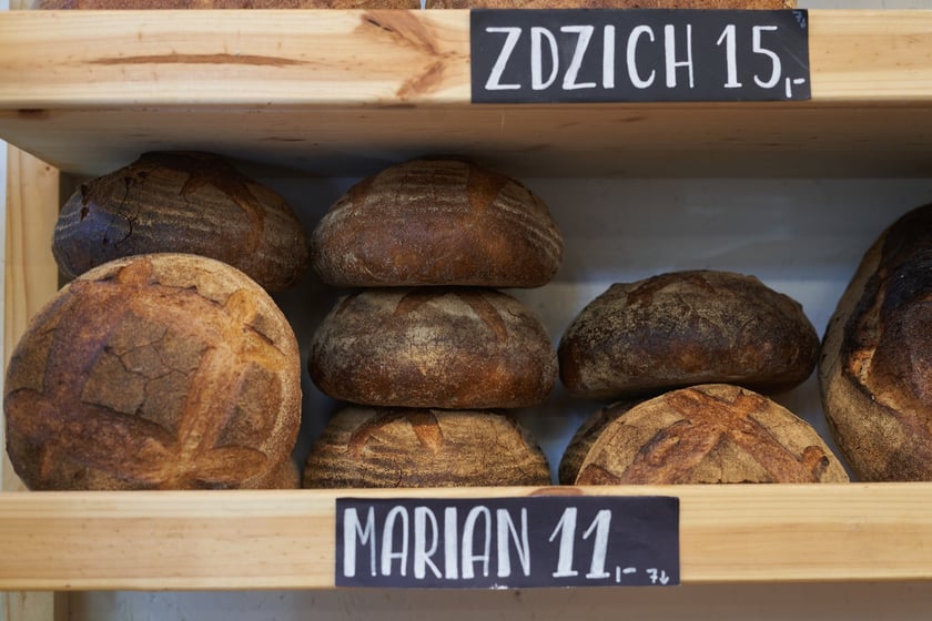 Przed świętami Wielkanocnymi warto zajrzeć na wrocławskie targowiska i bazary. Po jajka od szczęśliwej kury, swojską kiełbasę, prawdziwy zakwas na żurek i cukrowego baranka warto wybrać się na któreś z wrocławskich targowisk. Kupimy świeży towar i wspomożemy lokalnych przedsiębiorców z okolicy. W galerii zdjęć zobaczcie ceny produktów (jajka, kiełbasy, szynki, mięso, warzywa, owoce) tuż przed światami.