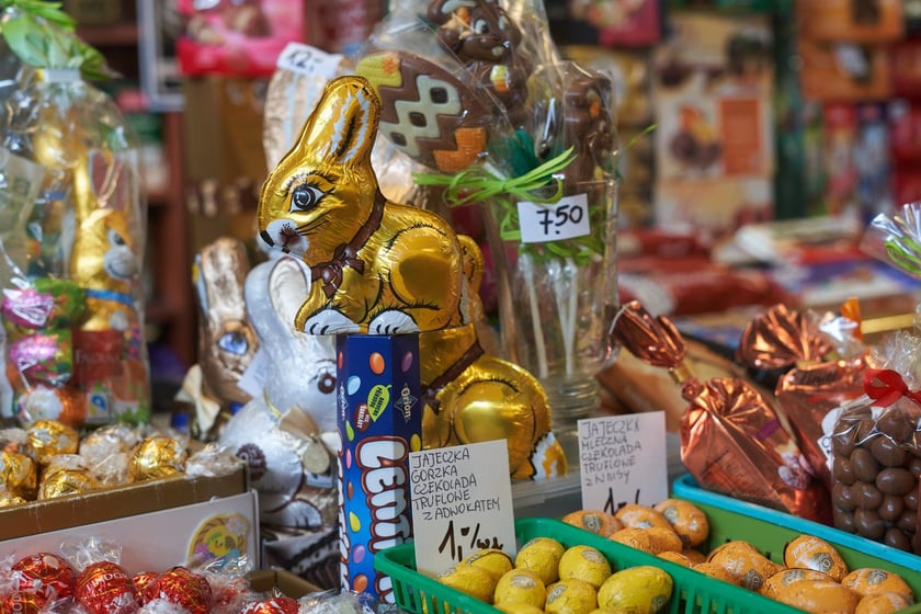 Przed świętami Wielkanocnymi warto zajrzeć na wrocławskie targowiska i bazary. Po jajka od szczęśliwej kury, swojską kiełbasę, prawdziwy zakwas na żurek i cukrowego baranka warto wybrać się na któreś z wrocławskich targowisk. Kupimy świeży towar i wspomożemy lokalnych przedsiębiorców z okolicy. W galerii zdjęć zobaczcie ceny produktów (jajka, kiełbasy, szynki, mięso, warzywa, owoce) tuż przed światami.