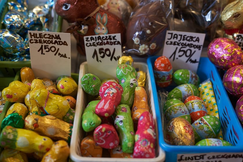 Przed świętami Wielkanocnymi warto zajrzeć na wrocławskie targowiska i bazary. Po jajka od szczęśliwej kury, swojską kiełbasę, prawdziwy zakwas na żurek i cukrowego baranka warto wybrać się na któreś z wrocławskich targowisk. Kupimy świeży towar i wspomożemy lokalnych przedsiębiorców z okolicy. W galerii zdjęć zobaczcie ceny produktów (jajka, kiełbasy, szynki, mięso, warzywa, owoce) tuż przed światami.