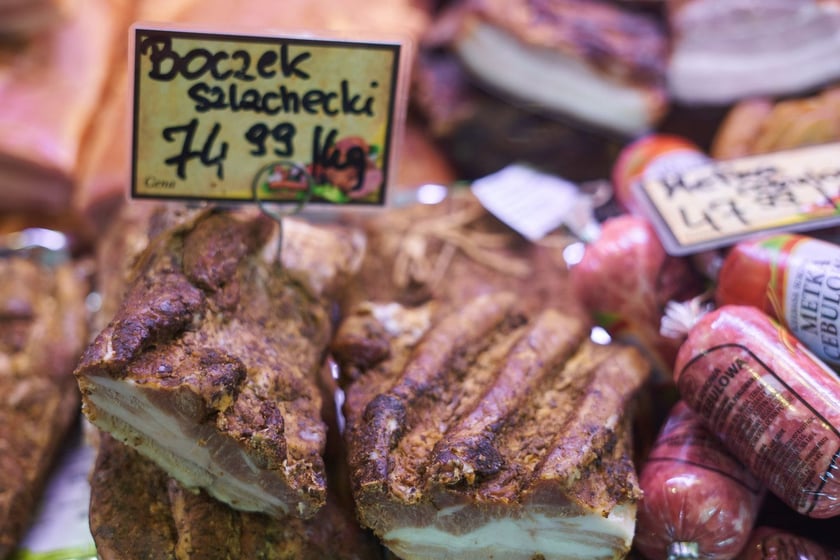 Przed świętami Wielkanocnymi warto zajrzeć na wrocławskie targowiska i bazary. Po jajka od szczęśliwej kury, swojską kiełbasę, prawdziwy zakwas na żurek i cukrowego baranka warto wybrać się na któreś z wrocławskich targowisk. Kupimy świeży towar i wspomożemy lokalnych przedsiębiorców z okolicy. W galerii zdjęć zobaczcie ceny produktów (jajka, kiełbasy, szynki, mięso, warzywa, owoce) tuż przed światami.