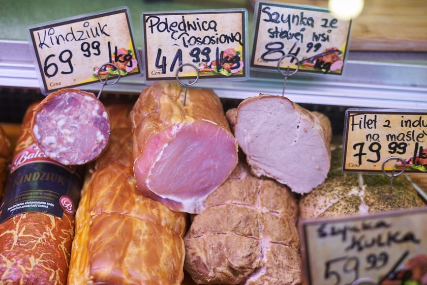Przed świętami Wielkanocnymi warto zajrzeć na wrocławskie targowiska i bazary. Po jajka od szczęśliwej kury, swojską kiełbasę, prawdziwy zakwas na żurek i cukrowego baranka warto wybrać się na któreś z wrocławskich targowisk. Kupimy świeży towar i wspomożemy lokalnych przedsiębiorców z okolicy. W galerii zdjęć zobaczcie ceny produktów (jajka, kiełbasy, szynki, mięso, warzywa, owoce) tuż przed światami.