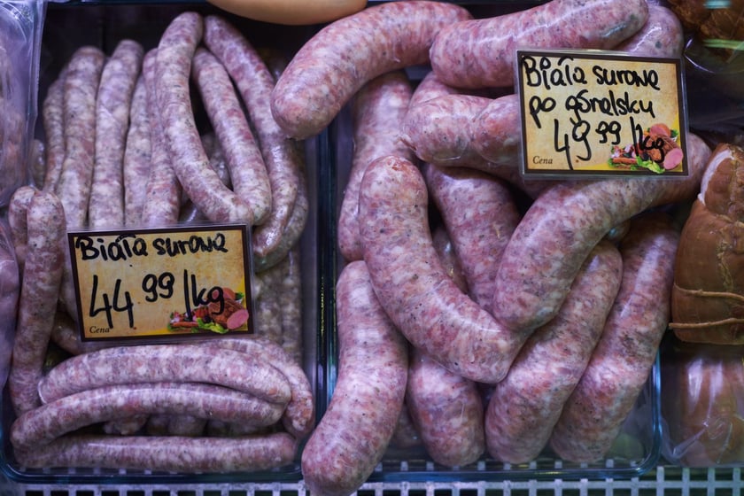 Przed świętami Wielkanocnymi warto zajrzeć na wrocławskie targowiska i bazary. Po jajka od szczęśliwej kury, swojską kiełbasę, prawdziwy zakwas na żurek i cukrowego baranka warto wybrać się na któreś z wrocławskich targowisk. Kupimy świeży towar i wspomożemy lokalnych przedsiębiorców z okolicy. W galerii zdjęć zobaczcie ceny produktów (jajka, kiełbasy, szynki, mięso, warzywa, owoce) tuż przed światami.