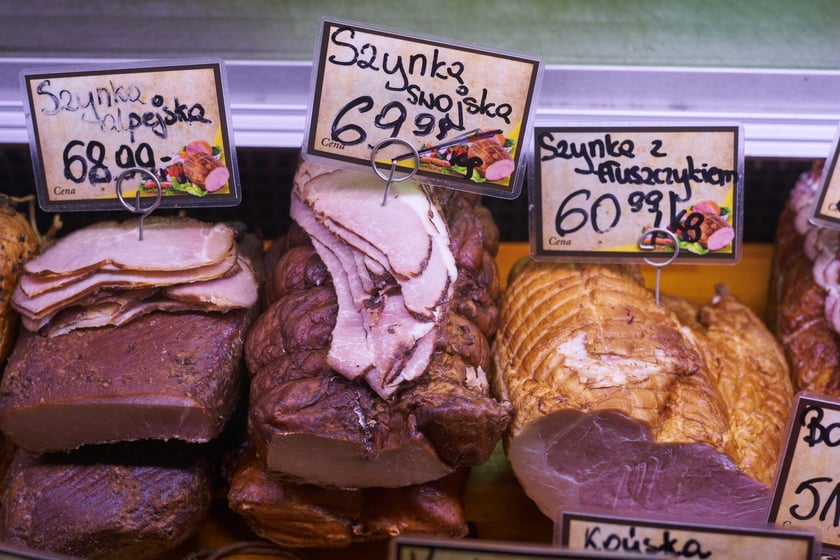 Przed świętami Wielkanocnymi warto zajrzeć na wrocławskie targowiska i bazary. Po jajka od szczęśliwej kury, swojską kiełbasę, prawdziwy zakwas na żurek i cukrowego baranka warto wybrać się na któreś z wrocławskich targowisk. Kupimy świeży towar i wspomożemy lokalnych przedsiębiorców z okolicy. W galerii zdjęć zobaczcie ceny produktów (jajka, kiełbasy, szynki, mięso, warzywa, owoce) tuż przed światami.