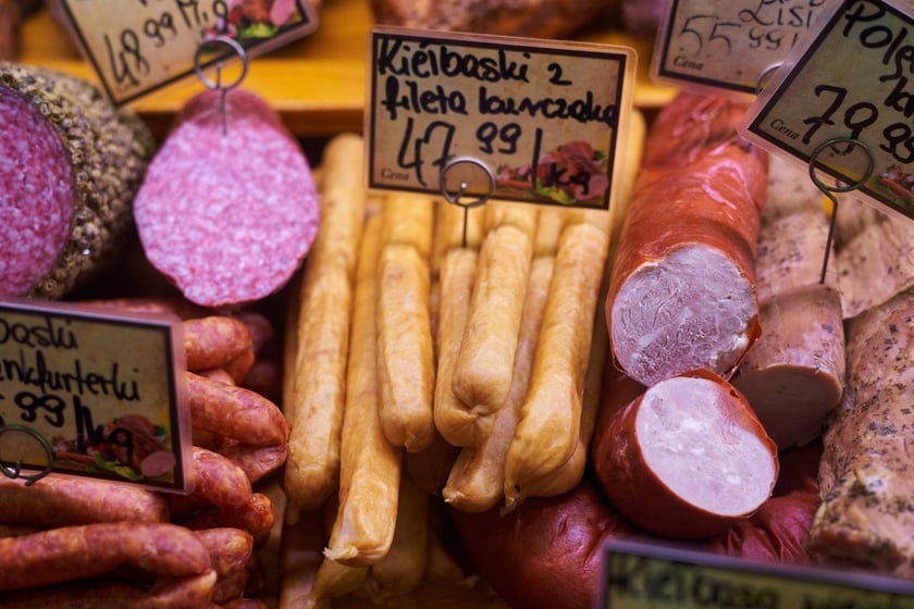 Przed świętami Wielkanocnymi warto zajrzeć na wrocławskie targowiska i bazary. Po jajka od szczęśliwej kury, swojską kiełbasę, prawdziwy zakwas na żurek i cukrowego baranka warto wybrać się na któreś z wrocławskich targowisk. Kupimy świeży towar i wspomożemy lokalnych przedsiębiorców z okolicy. W galerii zdjęć zobaczcie ceny produktów (jajka, kiełbasy, szynki, mięso, warzywa, owoce) tuż przed światami.