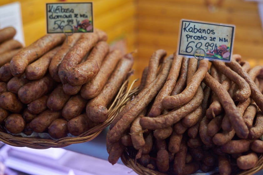 Przed świętami Wielkanocnymi warto zajrzeć na wrocławskie targowiska i bazary. Po jajka od szczęśliwej kury, swojską kiełbasę, prawdziwy zakwas na żurek i cukrowego baranka warto wybrać się na któreś z wrocławskich targowisk. Kupimy świeży towar i wspomożemy lokalnych przedsiębiorców z okolicy. W galerii zdjęć zobaczcie ceny produktów (jajka, kiełbasy, szynki, mięso, warzywa, owoce) tuż przed światami.