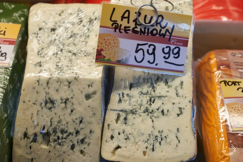 Przed świętami Wielkanocnymi warto zajrzeć na wrocławskie targowiska i bazary. Po jajka od szczęśliwej kury, swojską kiełbasę, prawdziwy zakwas na żurek i cukrowego baranka warto wybrać się na któreś z wrocławskich targowisk. Kupimy świeży towar i wspomożemy lokalnych przedsiębiorców z okolicy. W galerii zdjęć zobaczcie ceny produktów (jajka, kiełbasy, szynki, mięso, warzywa, owoce) tuż przed światami.