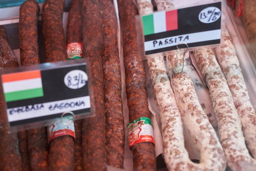 Przed świętami Wielkanocnymi warto zajrzeć na wrocławskie targowiska i bazary. Po jajka od szczęśliwej kury, swojską kiełbasę, prawdziwy zakwas na żurek i cukrowego baranka warto wybrać się na któreś z wrocławskich targowisk. Kupimy świeży towar i wspomożemy lokalnych przedsiębiorców z okolicy. W galerii zdjęć zobaczcie ceny produktów (jajka, kiełbasy, szynki, mięso, warzywa, owoce) tuż przed światami.