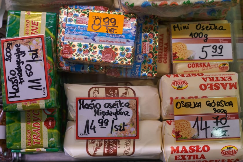 Przed świętami Wielkanocnymi warto zajrzeć na wrocławskie targowiska i bazary. Po jajka od szczęśliwej kury, swojską kiełbasę, prawdziwy zakwas na żurek i cukrowego baranka warto wybrać się na któreś z wrocławskich targowisk. Kupimy świeży towar i wspomożemy lokalnych przedsiębiorców z okolicy. W galerii zdjęć zobaczcie ceny produktów (jajka, kiełbasy, szynki, mięso, warzywa, owoce) tuż przed światami.