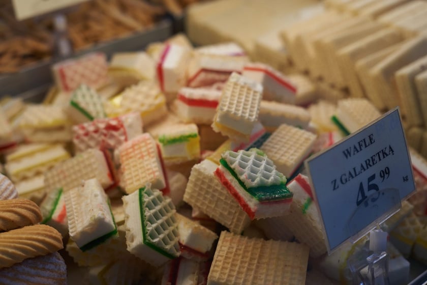 Przed świętami Wielkanocnymi warto zajrzeć na wrocławskie targowiska i bazary. Po jajka od szczęśliwej kury, swojską kiełbasę, prawdziwy zakwas na żurek i cukrowego baranka warto wybrać się na któreś z wrocławskich targowisk. Kupimy świeży towar i wspomożemy lokalnych przedsiębiorców z okolicy. W galerii zdjęć zobaczcie ceny produktów (jajka, kiełbasy, szynki, mięso, warzywa, owoce) tuż przed światami.