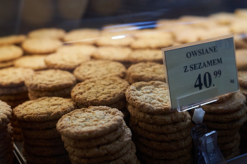 Przed świętami Wielkanocnymi warto zajrzeć na wrocławskie targowiska i bazary. Po jajka od szczęśliwej kury, swojską kiełbasę, prawdziwy zakwas na żurek i cukrowego baranka warto wybrać się na któreś z wrocławskich targowisk. Kupimy świeży towar i wspomożemy lokalnych przedsiębiorców z okolicy. W galerii zdjęć zobaczcie ceny produktów (jajka, kiełbasy, szynki, mięso, warzywa, owoce) tuż przed światami.