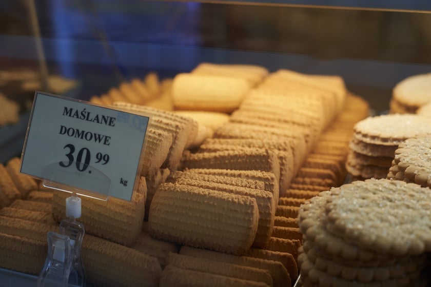 Przed świętami Wielkanocnymi warto zajrzeć na wrocławskie targowiska i bazary. Po jajka od szczęśliwej kury, swojską kiełbasę, prawdziwy zakwas na żurek i cukrowego baranka warto wybrać się na któreś z wrocławskich targowisk. Kupimy świeży towar i wspomożemy lokalnych przedsiębiorców z okolicy. W galerii zdjęć zobaczcie ceny produktów (jajka, kiełbasy, szynki, mięso, warzywa, owoce) tuż przed światami.
