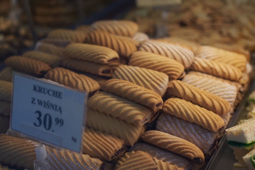 Przed świętami Wielkanocnymi warto zajrzeć na wrocławskie targowiska i bazary. Po jajka od szczęśliwej kury, swojską kiełbasę, prawdziwy zakwas na żurek i cukrowego baranka warto wybrać się na któreś z wrocławskich targowisk. Kupimy świeży towar i wspomożemy lokalnych przedsiębiorców z okolicy. W galerii zdjęć zobaczcie ceny produktów (jajka, kiełbasy, szynki, mięso, warzywa, owoce) tuż przed światami.
