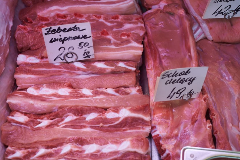 Przed świętami Wielkanocnymi warto zajrzeć na wrocławskie targowiska i bazary. Po jajka od szczęśliwej kury, swojską kiełbasę, prawdziwy zakwas na żurek i cukrowego baranka warto wybrać się na któreś z wrocławskich targowisk. Kupimy świeży towar i wspomożemy lokalnych przedsiębiorców z okolicy. W galerii zdjęć zobaczcie ceny produktów (jajka, kiełbasy, szynki, mięso, warzywa, owoce) tuż przed światami.