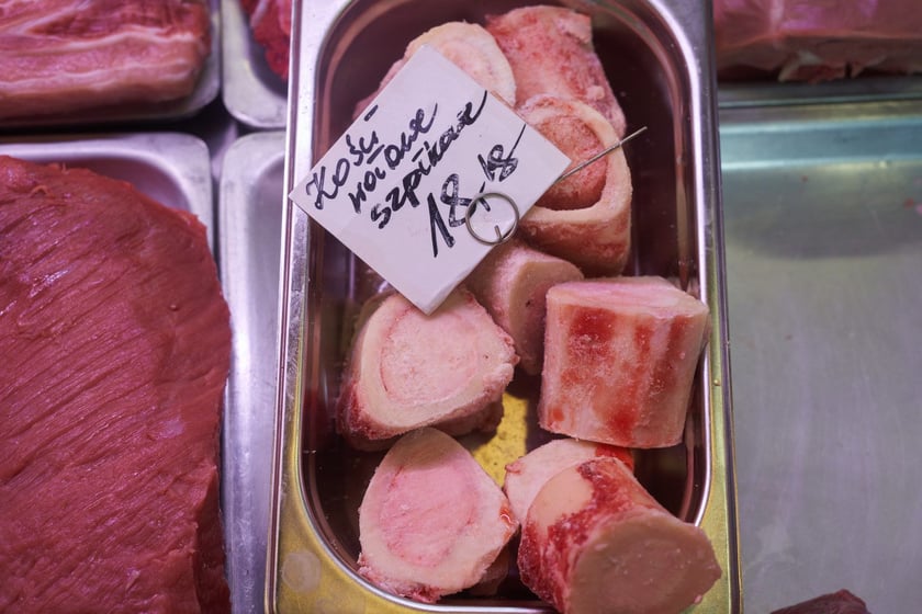 Przed świętami Wielkanocnymi warto zajrzeć na wrocławskie targowiska i bazary. Po jajka od szczęśliwej kury, swojską kiełbasę, prawdziwy zakwas na żurek i cukrowego baranka warto wybrać się na któreś z wrocławskich targowisk. Kupimy świeży towar i wspomożemy lokalnych przedsiębiorców z okolicy. W galerii zdjęć zobaczcie ceny produktów (jajka, kiełbasy, szynki, mięso, warzywa, owoce) tuż przed światami.