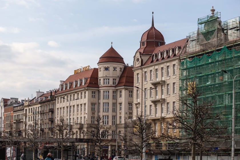 Hotel Grand prawie gotowy. demontowane są ostatnie rusztowania i zasłony