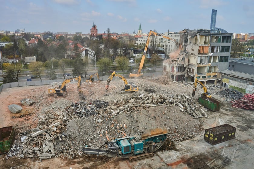 Wyburzają, by budować!  Znika znany biurowiec. spółki IMPEL. Wybudują nowe  mieszkania