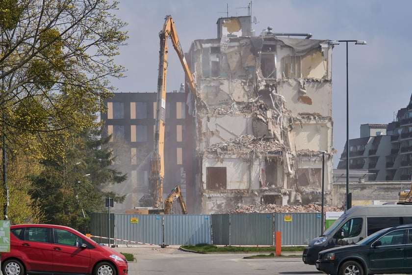 Wyburzają, by budować!  Znika znany biurowiec. spółki IMPEL. Wybudują nowe  mieszkania