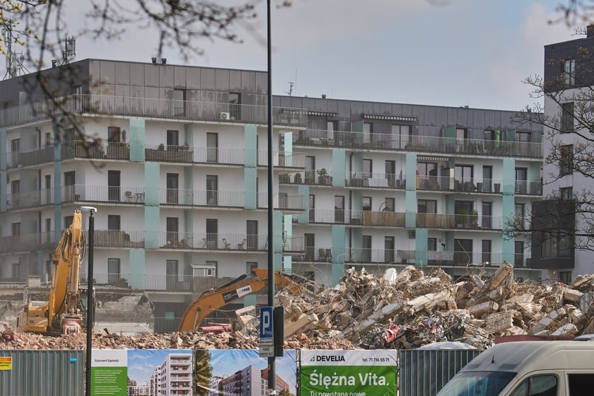 Wyburzają, by budować!  Znika znany biurowiec. spółki IMPEL. Wybudują nowe  mieszkania