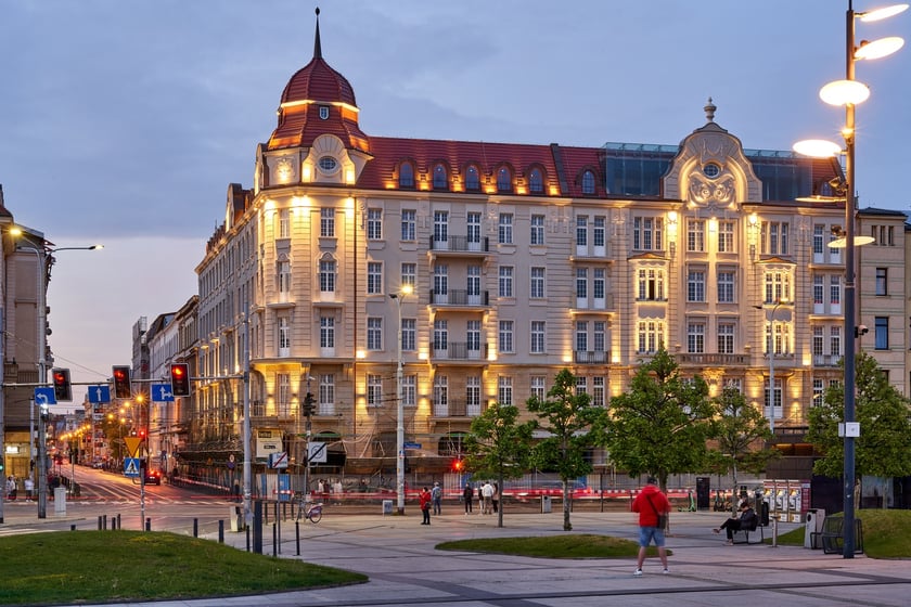 Hotel Grand nocą